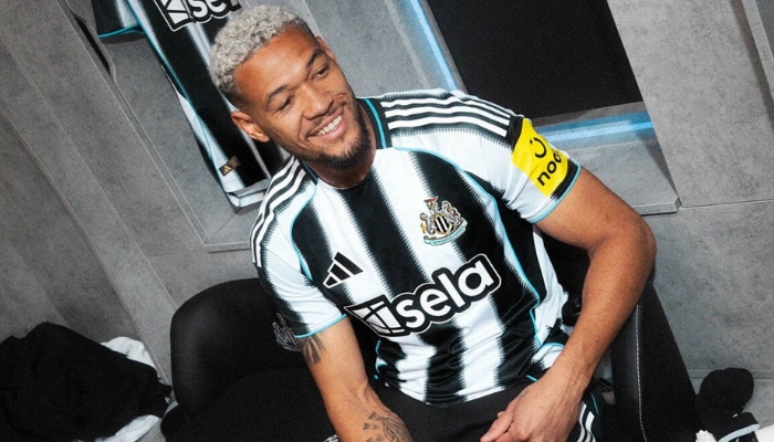 Camisa titular do Newcastle 2025-2026 Adidas com listras pretas e brancas, detalhes em azul, gola redonda e inscrição “Howay the Lads” na nuca.